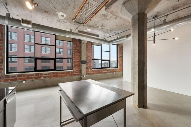 Building Photo - 718 N Washington Ave