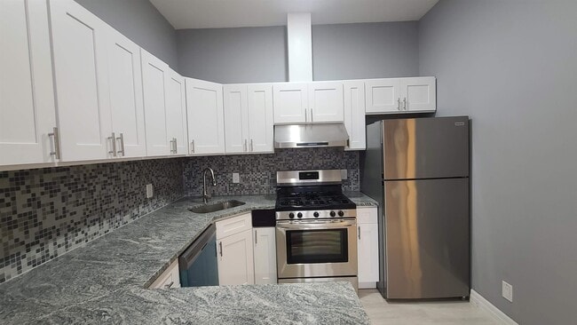 Building Photo - 100 Griffith St