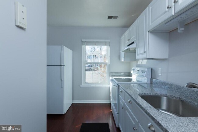 Building Photo - 3 Kingsbridge Ct
