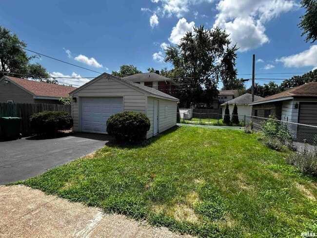 Building Photo - 2206 W Rohmann Ave