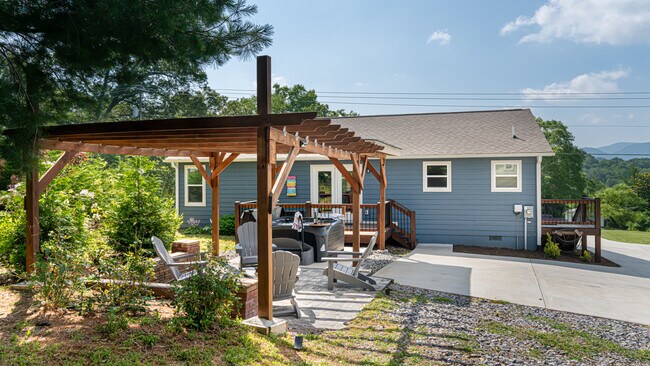 Building Photo - 664 Old Fort Rd