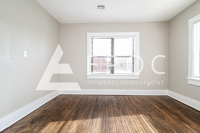 Building Photo - 705 E Hughbert St