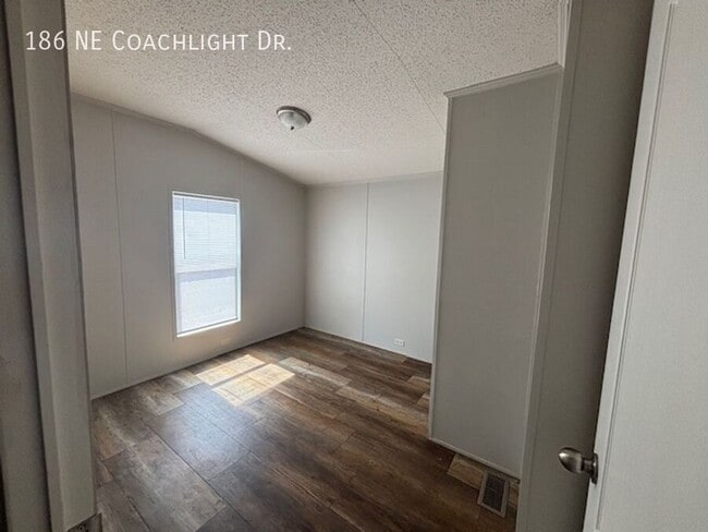 Building Photo - 186 Coachlight Dr