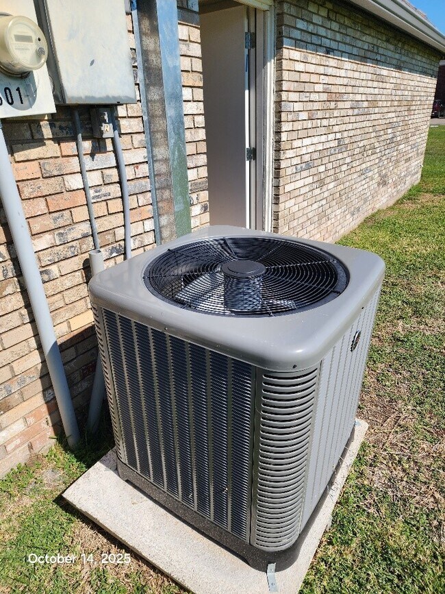 Building Photo - 1301 N Avenue H