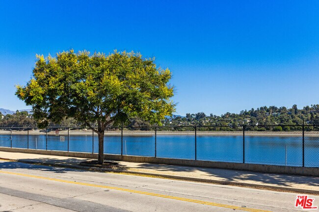 Building Photo - 2055 W Silver Lake Dr