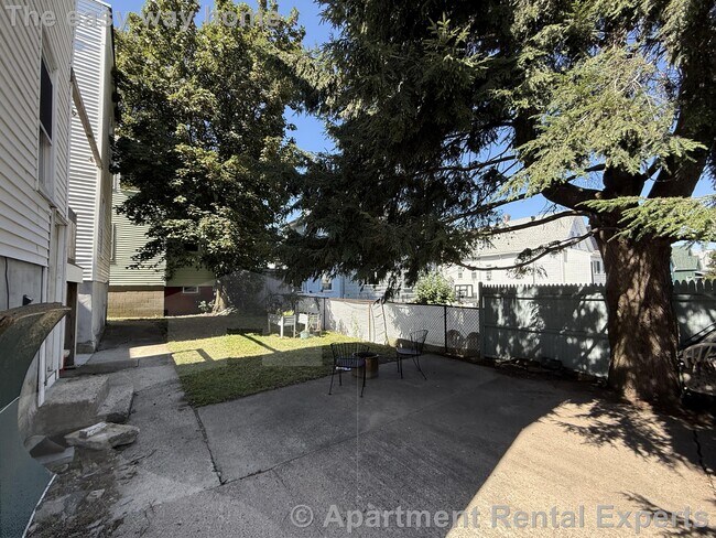 Building Photo - 55 Bonair St