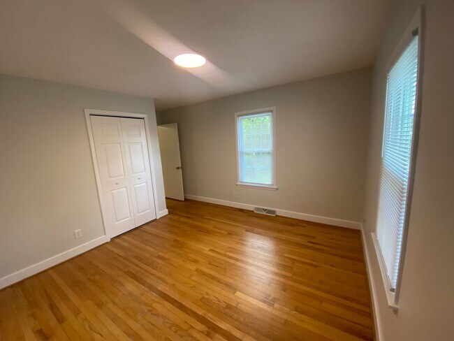 Building Photo - Fifeville/UVA Medical Center Area - 4BR/2BA