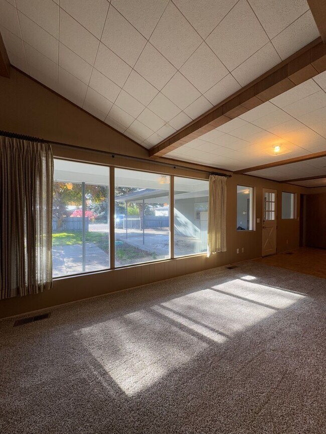 Building Photo - Spacious 6 Bedroom, 3 Bathroom Home Near CWU