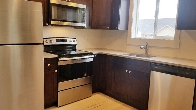 Building Photo - 2 bedroom ,2 bathroom w/ no stairs
