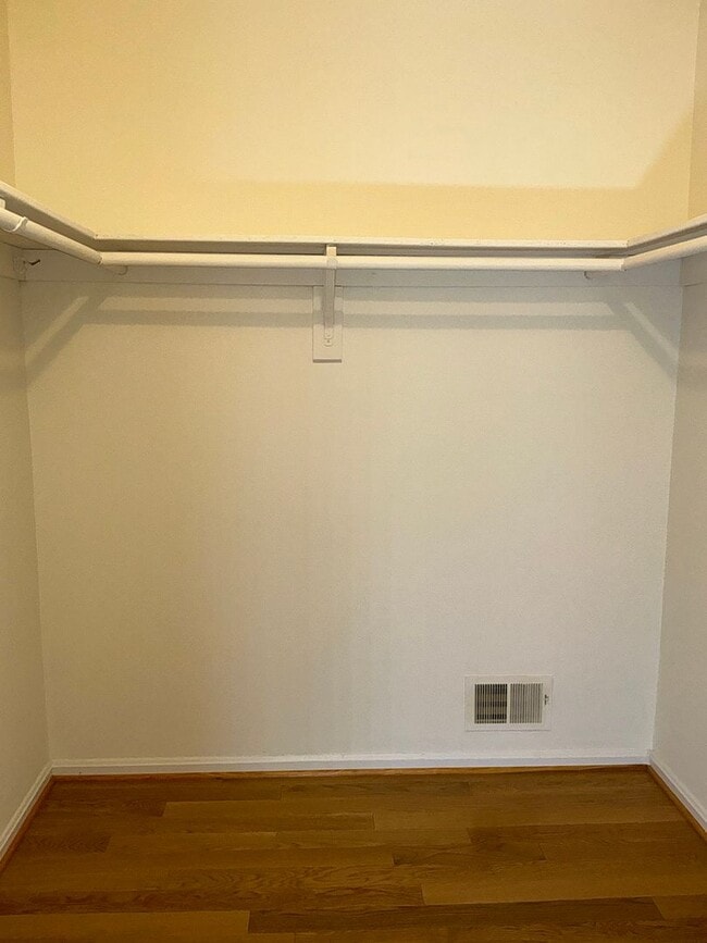 Building Photo - Very well maintained 4BR 2.5BA Colonial mo...