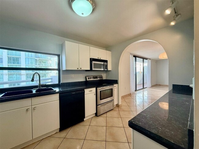 Building Photo - 555 NE 30th St