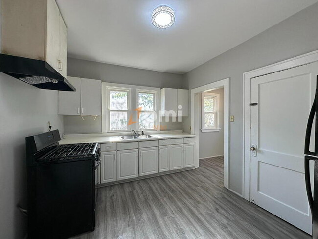 Building Photo - 1132 Drackert St