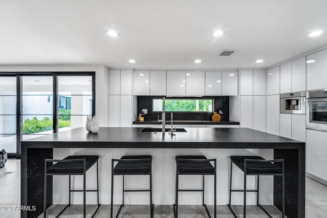 Building Photo - 8618 N Timberlane Dr