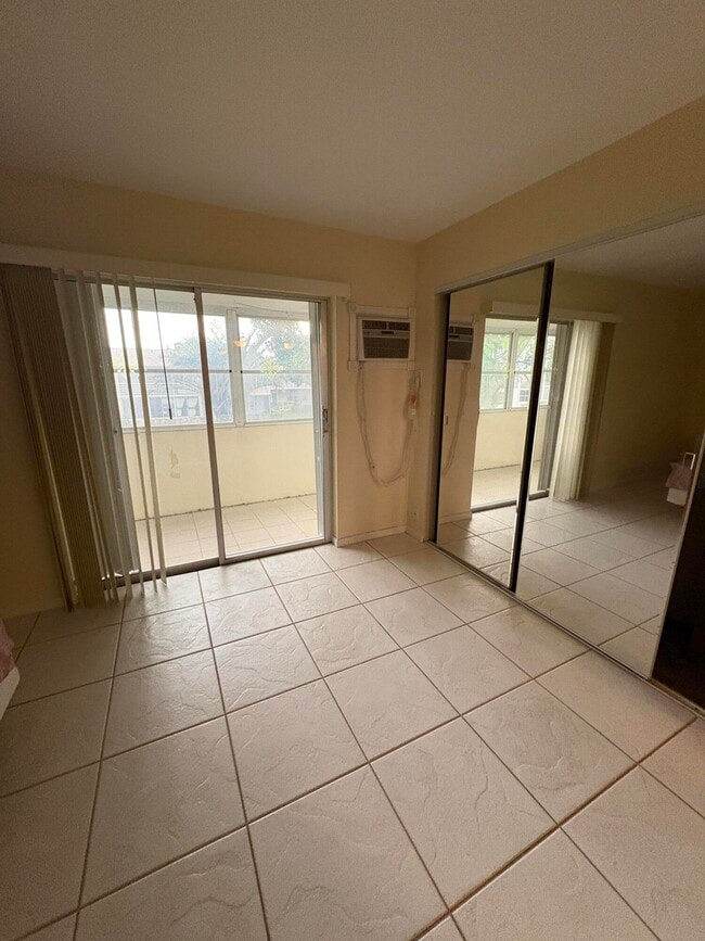 Building Photo - 348 Windsor O