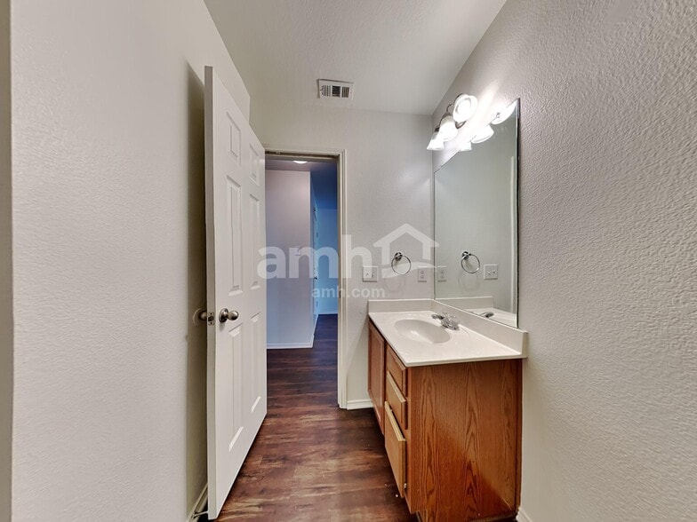 Building Photo - 813 Honey Dew Ln