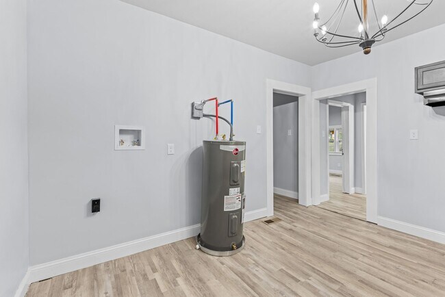 Building Photo - Charming 4 Bedroom, 1 Bathroom house
