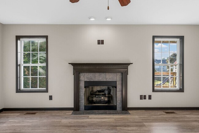 Building Photo - 4 Bedroom Pet Friendly Home For Rent!