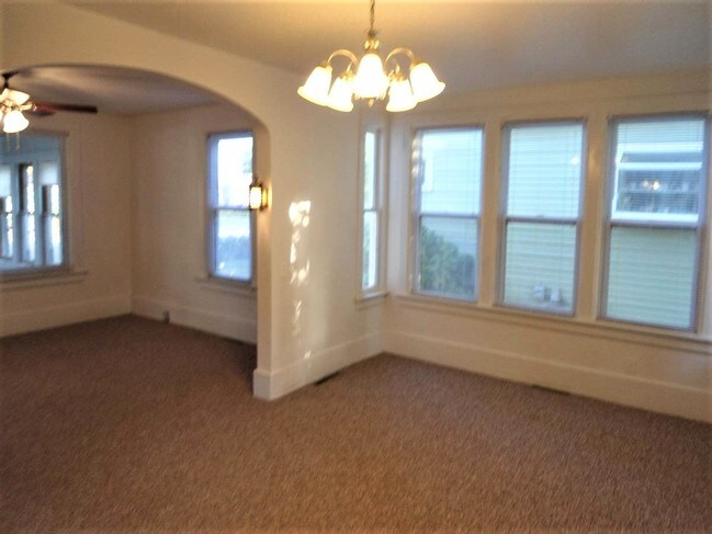 Building Photo - 1707 Charles St