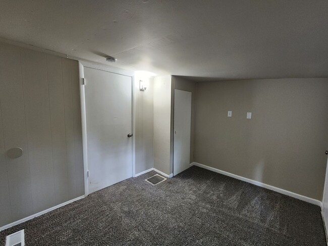 Building Photo - Fully remodeled 2 Bedroom Home