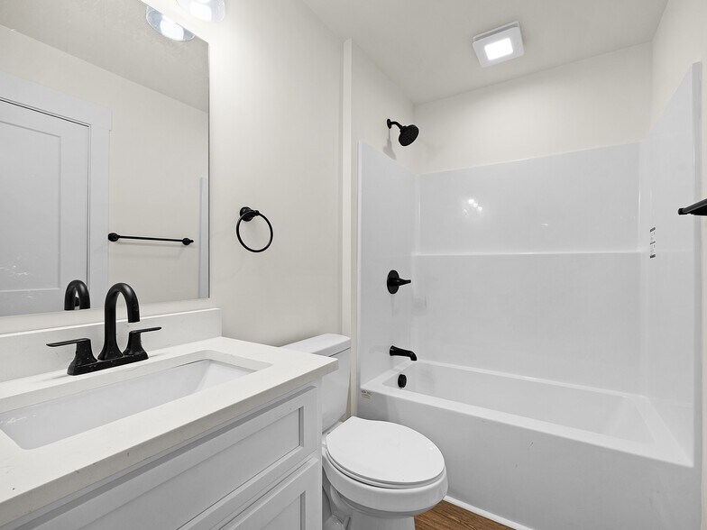 Building Photo - 161 W Grand St