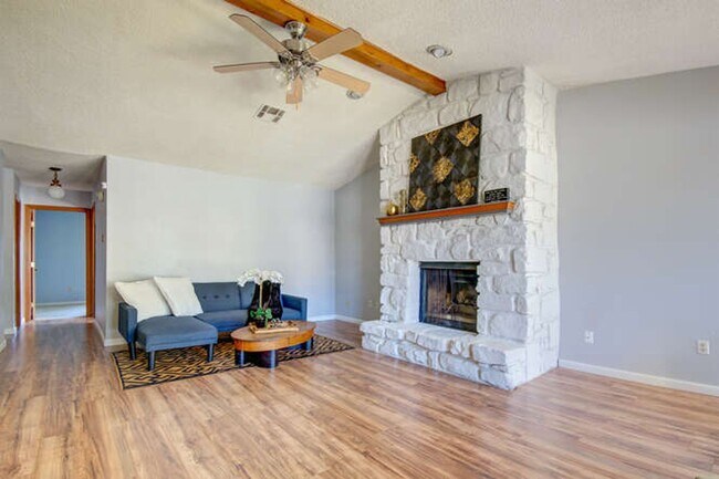 Building Photo - Great little modern and super clean home i...