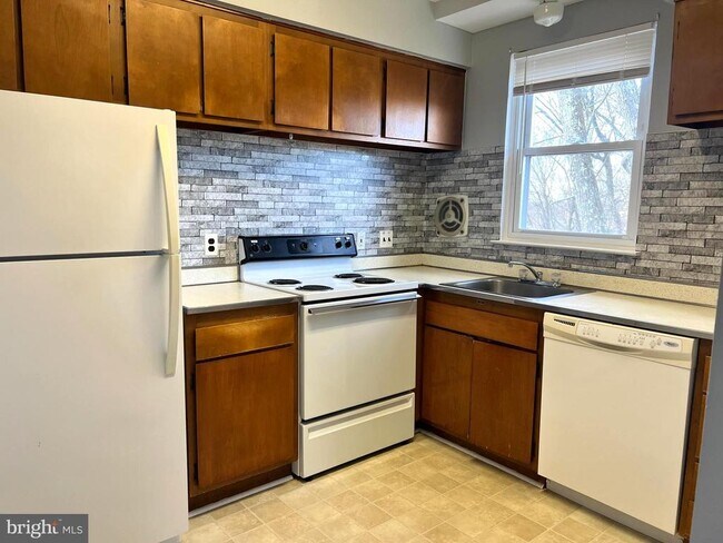 Building Photo - 333 Lacey Ave