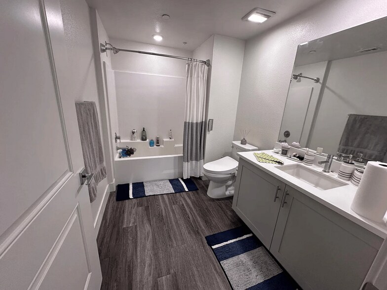 Building Photo - 5925 Charlotte Dr