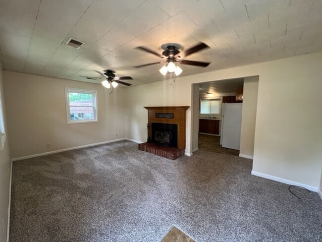 Building Photo - 2BR house near CofO!!!