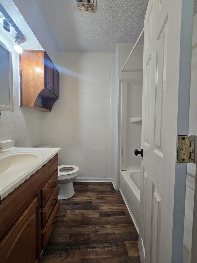 Building Photo - 3 Bed 1 Bath Home in Shawnee