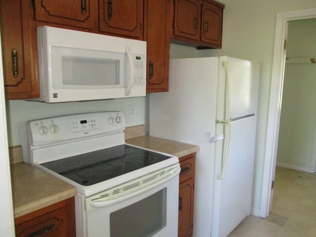 Building Photo - 3 Bedroom Pet Friendly Home For Rent!