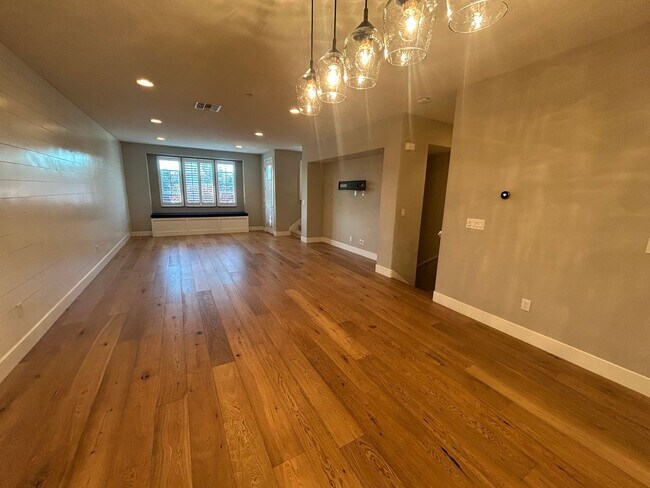 Building Photo - Brighton Oaks Beauty Just Steps from Downt...