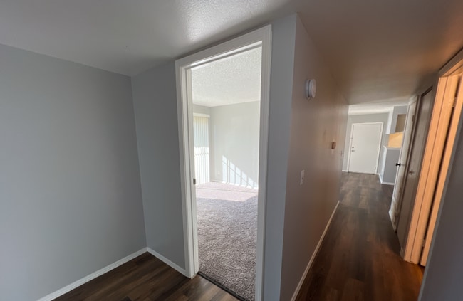 Building Photo - Spacious ground level 3 bedroom Condo in R...