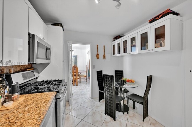 Building Photo - 2030 S Ocean Dr