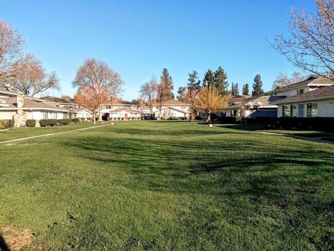 Building Photo - Ground Floor 2bd Condo With On-site Laundr...