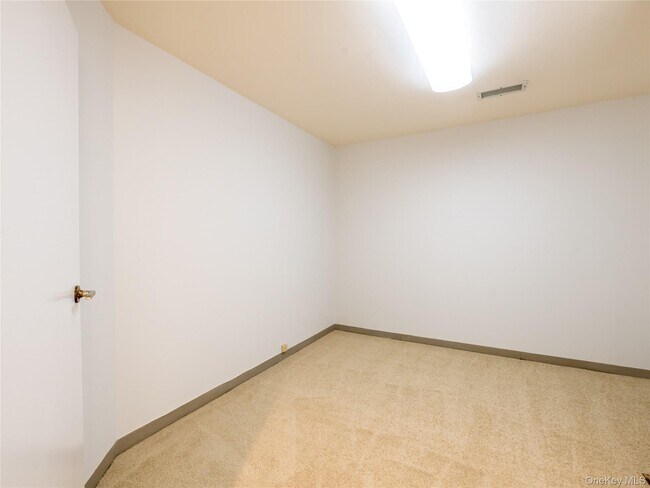 Building Photo - 372 Main St