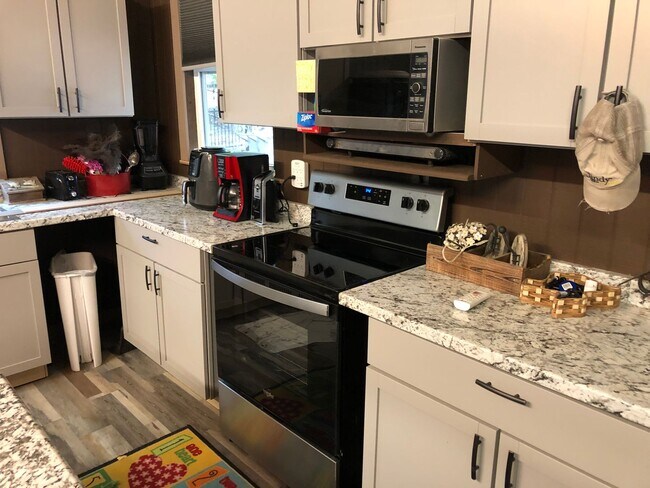 Building Photo - Bring your horse!! Come enjoy the wood bur...