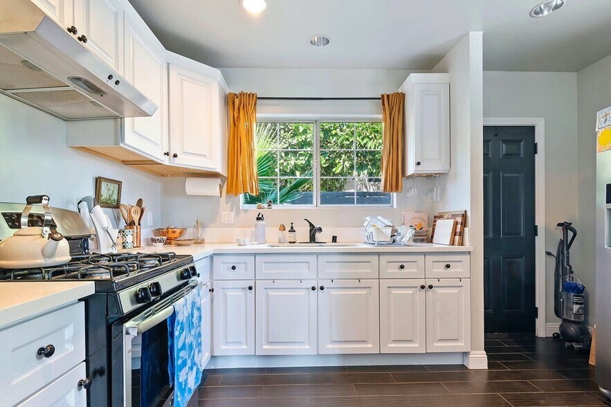 Building Photo - 703 N Ave 54