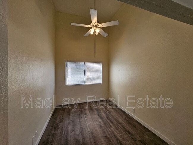 Building Photo - 4024 E Hiddenview Dr