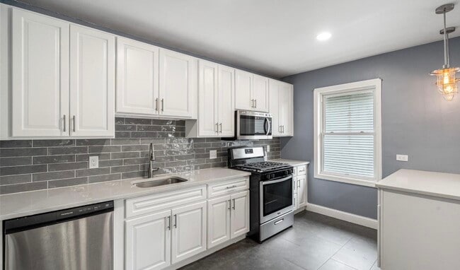 Building Photo - 402 Morse Ave