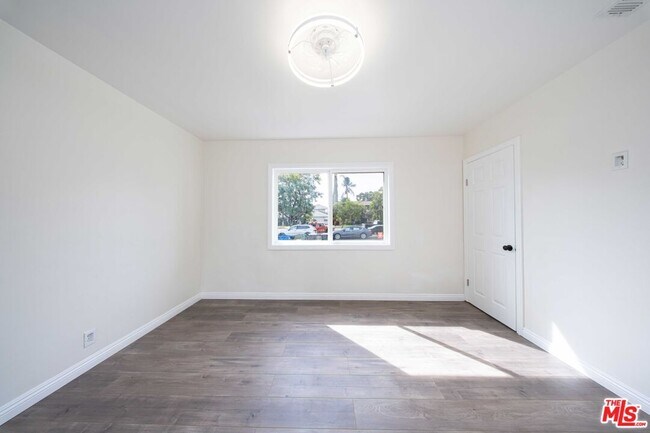 Building Photo - 8432 Glenoaks Blvd