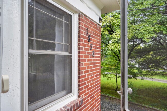 Charming 1930s bungalow - 1858 Lyle Ave