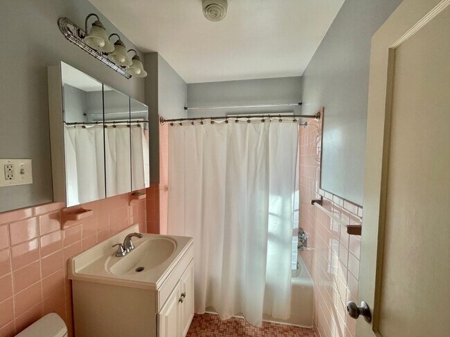 Building Photo - 222 Holbrook Rd