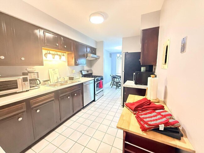 Building Photo - 3108 Roberts Dr