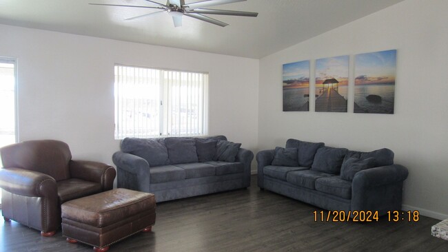 Building Photo - Refreshed 3 bedroom, 3 bath, 3 car boat de...