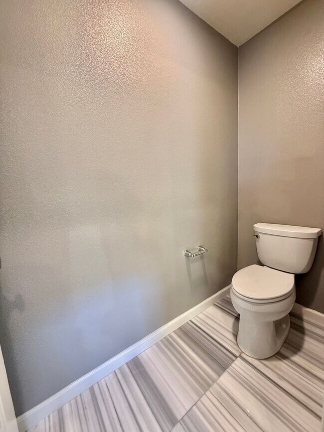 Building Photo - Beautiful 4 Bedroom, 3.5 Bathroom Home in Desirable Communication Hills