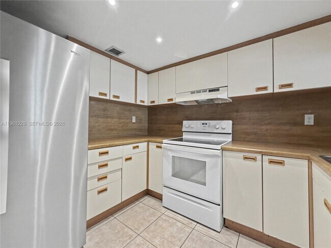 Building Photo - 9140 SW 123rd Ct