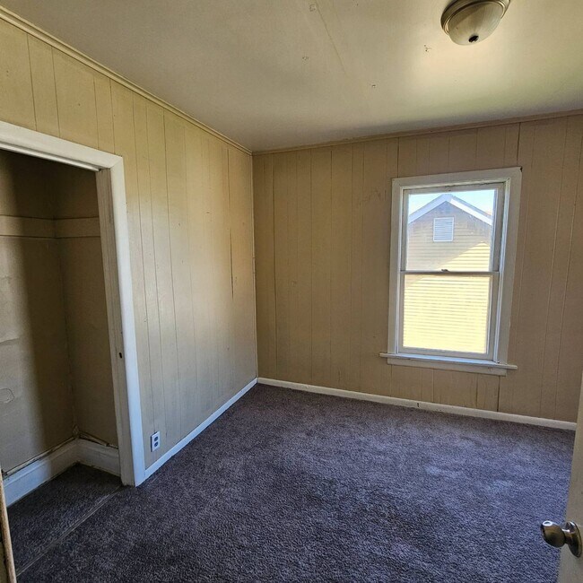 Building Photo - 303 Phillips St