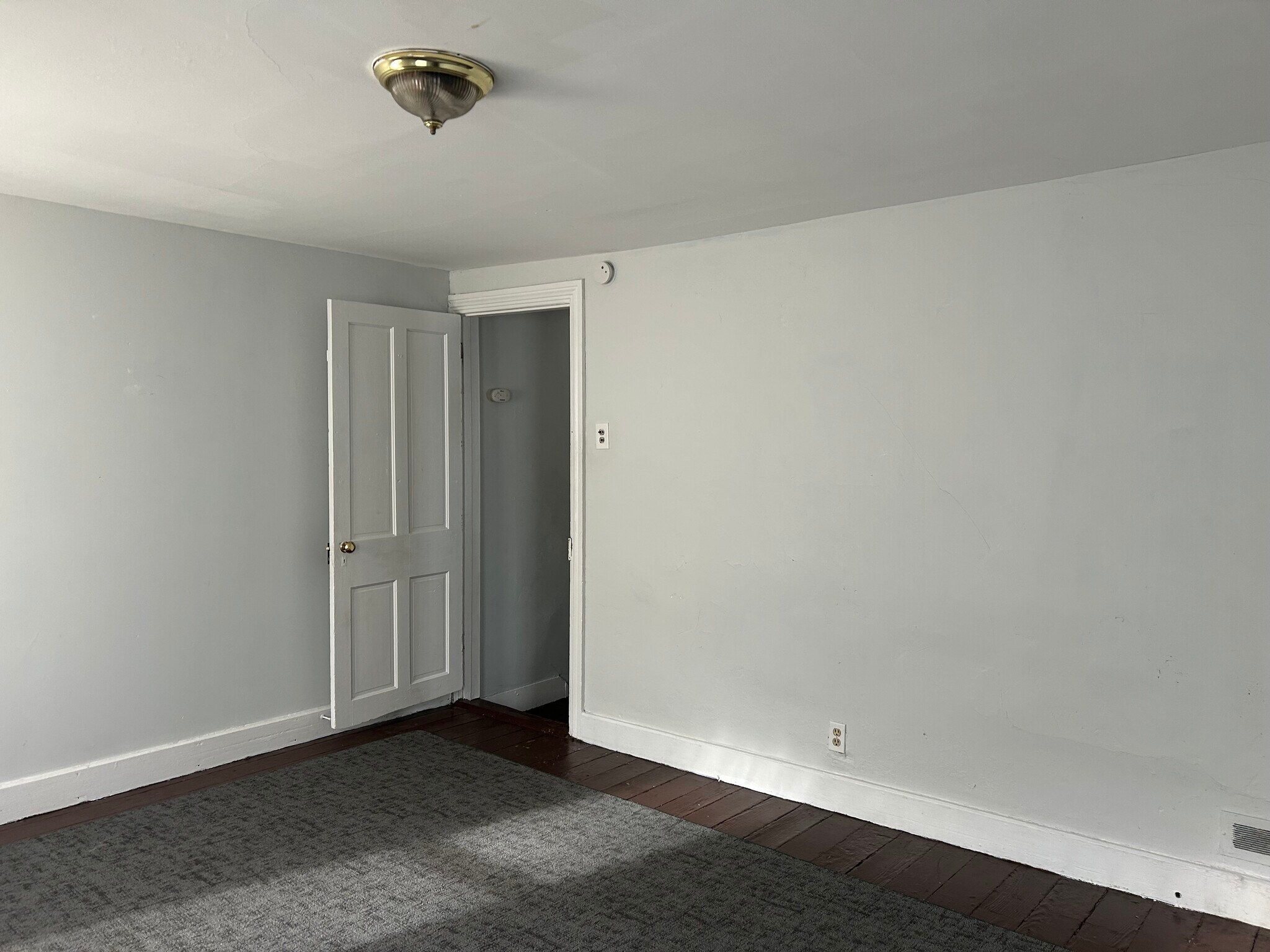 Building Photo - 604 E 5th St