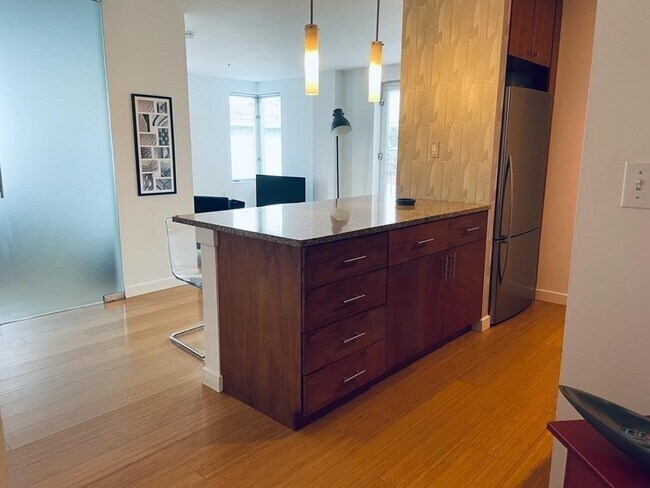 Building Photo - 16 Miner St