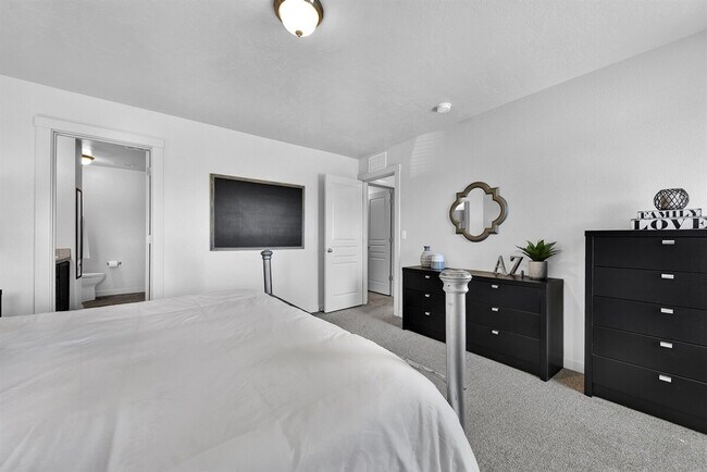 Building Photo - 159 W Peach Springs St